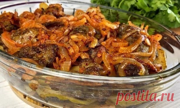 Готовим куриную печень вкусной и сочной. 
 
Ингредиенты: 650 граммов куриной печени, 2 столовые ложки муки, 3 луковицы, 2 яблока, соль и перец по вкус, половина чайной ложки куркумы,1 чайная ложка паприки. 
 
Для начала необходимо вымыть печень, удалить пленки и протоки, нарезать кусочками. 
 
Обваливаем кусочки печени в муке, лишнюю муку стряхиваем. Яблоко разрезаем на четвертинки, срезаем семенные блоки и нарезаем ломтиками. Очищаем луковицу от шелухи, промываем в воде и...