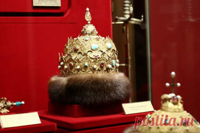 Шапка Казанская

 «Шапка Казанская» была изготовлена, приблизительно в 1553 году, для Иоанна IV сразу после покорения и присоединения Казанского ханства к Русскому государству и упрочения титула Казанского царя. Точных сведений о том, когда и кем был изготовлен венец, нет.