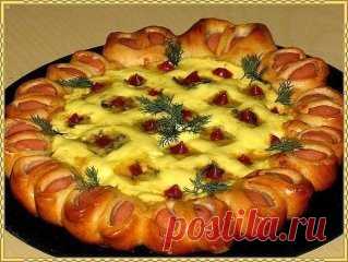 Праздничная нарядная пицца!
Дрожжевое тесто - 300 гр.,
+ Ваши любимые сосиски - 6 шт.,
+ кетчуп,
+ болгарский перец - 1 шт.,
+ Ваш любимый твёрдый сыр - 200 гр.,
+ майонез,
+ яйца - 1 шт-для смазки.
Раскатать тоненько дрожжевое тесто на присыпанном мукой столе. Переложить на противень для выпекания. На тесто уложить кружочком кусочки сосисок, сначала порезав вдоль, затем поперёк на 3 части.
Загнуть края теста за сосиски и прижать тесто по-плотнее. Сделать надрезы между кусочками и посередине к