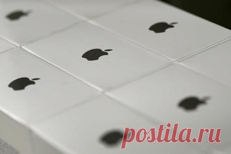 Названа главная особенность iPhone 15. В 2023 году Apple выпустит смартфон без «моноброви» — сенсоры будут спрятаны под дисплей. Источники издания рассказали, что в 2023 году Samsung Display поставит Apple партию панелей, созданных по технологии under-panel camera (UPC). Это позволит оставить в экране iPhone 15 единственное круглое отверстие под камеру.