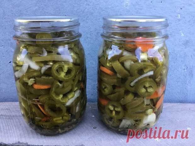 Маринованный перец халапеньо по-мексикански - ФотоРецепт - медиаплатформа МирТесен Маринованный перец халапеньо отлично сочетается с любым мексиканским блюдом. Ингредиенты перец халапеньо (свежий) - 800 г лук белый репчатый - 1/2 стакана нарезанного морковь - 1 большая дистиллированный белый уксус (6% ) - 2 стакана воды - 2 стакана соль - 4 чайные ложки сахар - 2 чайные ложки