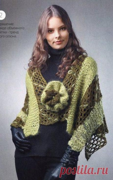 Вязаное пончо зеленое с цветком. Необычное, но симпатичное + описание.