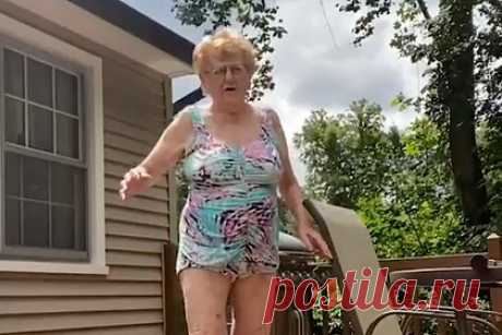 93-летняя блогерша показала фигуру в купальнике и удивила подписчиков. Блогерша зрелого возраста Дроняк (фамилия неизвестна) показала фигуру в откровенном наряде и удивила пользователей сети. Инфлюэнсерша с никнеймом grandma_droniak разместила кадры, на которых предстала в слитном цветном купальнике, белых носках и закрытой обуви на плоском ходу.