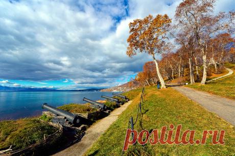 Памятник &quot;Смертельной&quot; батарее А.П.Максутова на Никольской сопке. Фотограф: Юрий Смитюк. Подробнее на ТАСС:  
https://tass.ru/spec/kamchatka    Осенняя Камчатка - Туризм на Камчатке - Вулканы Камчатки
