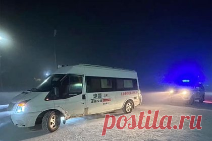 Полицейские в Якутии спасли туристов из Китая. Полицейские в Якутии спасли туристов из КНР, у которых по пути на Полюс холода на трассе «Колыма» заглох автомобиль, рассказала официальный представитель МВД России Ирина Волк. По ее словам, молодая пара из Китая мечтала увидеть Полюс холода, но их машина оказалась не готова к экстремальным морозам Крайнего Севера.
