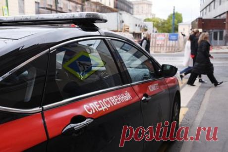 Начато следствие из-за гибели трех россиян при обследовании затопленной баржи. Следователи возбудили уголовное дело по факту гибели трех рабочих при обследовании затонувшей баржи в Корсаковском морском торговом порту. 24 апреля пятеро работников судоремонтного предприятия спустились в воду для обследования затопленной баржи. Из них трое погибли, двоих госпитализировали.