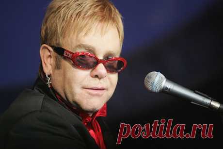 Самолет Элтона Джона совершил аварийную посадку. Частный самолет певца Элтона Джона совершил аварийную посадку на юге Англии. Известно, что 74-летний исполнитель летел на концерт из Великобритании в Нью-Йорк. Во время полета воздушное судно попало в зону неблагоприятных погодных условий. Через час после взлета гидравлическая система лайнера начала отказывать.