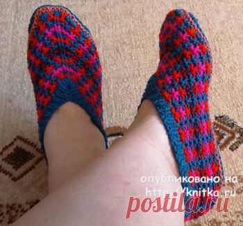 Красно – синие тапочки спицами. Работа Татьяны Наконечной,  Вязание для женщин Размер тапочек 37-38. Для вязания использовала акрил 100% (250м/100г), спицы 3,5. Описание тапочек: Набрать 69 петель. Вяжем немного резинкой 1*1 4 ряда.