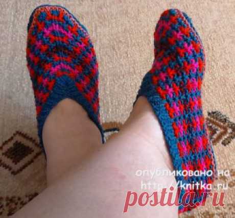 Красно – синие тапочки спицами. Работа Татьяны Наконечной,  Вязание для женщин Размер тапочек 37-38. Для вязания использовала акрил 100% (250м/100г), спицы 3,5. Описание тапочек: Набрать 69 петель. Вяжем немного резинкой 1*1 4 ряда.
