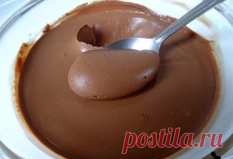 Вкусный и полезный шоколад для деток.
Какао 100г
Сливки или молоко 50мл
Сахарная пудра 2 ст. л.
Сливочное масло 50г
На маленьком огне, подогреваем сливки не доводя до кипения. Растворяем в них сахар. Добавляем слив. масло. Смесь выливаем в какао порошок, тщательно вымешиваем. И слегка подогреваем на паровой бане или медленном огне. Распределяем по формам и отправляем остывать в холодильник.