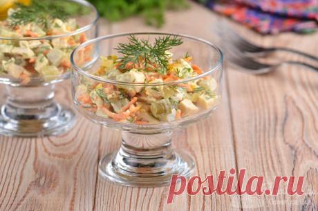Салат Обжорка с курицей и солеными огурцами.
Готовим ароматный салат Обжорка из курицы, соленых огурцов, моркови, репчатого лука, укропа и майонеза. Морковку и лук предварительно обжариваем в масле на сковороде, а куриную грудку просто отвариваем.