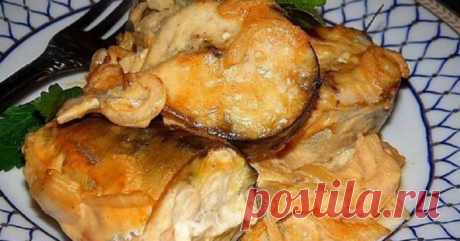 Эта скумбрия, запеченная в горчичном соусе буквально тает во рту! Приготовить очень просто! Скумбрия в горчичном соусе.  Мы привыкли, что скумбрия обычно существует в консервированном виде, ещё с советских времен так повелось. Однако всё чаще на полках супермаркетов можно встретить эту рыбу в замороженном виде. А скумбрия холодного копчения