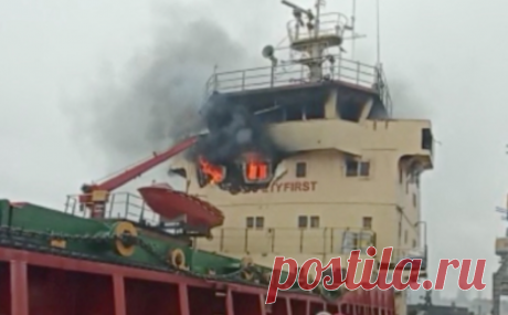 Турецкая компания заявила о повреждении 2 сухогрузов шрапнелью в Херсоне. По словам представителя компании, управляющей одним из судов, в порту подорвался снаряд. Россия и Украина не сообщали об атаках в херсонском порту в этот день