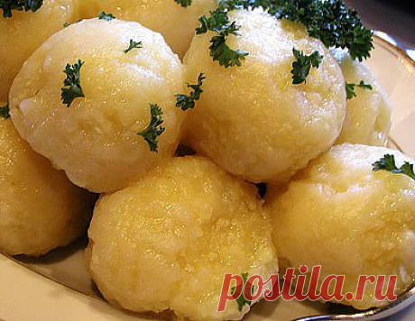 Картофельные галушки

Как известно, картофельные блюда составляют большую часть нашего рациона. Предлагаю вам рецепт приготовления нежного блюда из картофеля- это картофельные галушки. Для приготовления галушек вам понадобиться картофель, мука и соль. Чистим картофель и варим до готовности. Когда картофель сварился, делаем пюре и солим по вкусу
