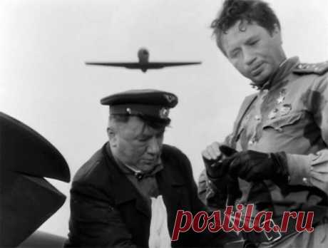 40 крылатых фраз из фильма «В бой идут одни старики Выйдя на экраны в 1974 году, фильм «В бой идут одни „старики“ собрал 44,3 миллиона кинозрителей, став четвёртым в прокате и единственным в десятке самых кассовых фильмов того года, посвящённым тематике Великой Отечественной войны.