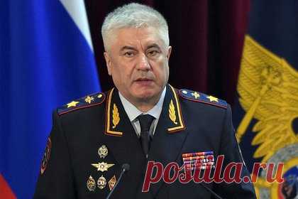 Колокольцев заявил о вовлечении киевскими кураторами россиян в наркобизнес. Министр внутренних дел России Владимир Колокольцев заявил, что преступные группировки под контролем киевских кураторов вовлекают россиян в распространение наркотиков. Глава МВД рассказал, что ведомство зафиксировало непосредственное участие сотрудников украинских силовых структур в организации подпольных нарколаборатор