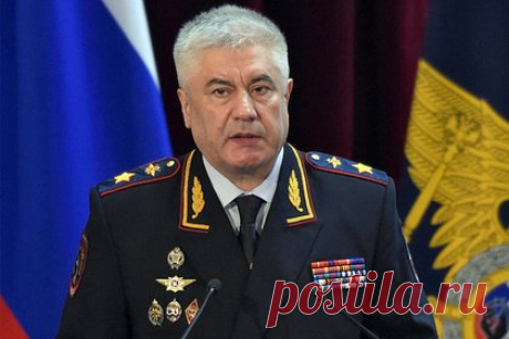 Колокольцев заявил о вовлечении киевскими кураторами россиян в наркобизнес. Министр внутренних дел России Владимир Колокольцев заявил, что преступные группировки под контролем киевских кураторов вовлекают россиян в распространение наркотиков. Глава МВД рассказал, что ведомство зафиксировало непосредственное участие сотрудников украинских силовых структур в организации подпольных нарколаборатор