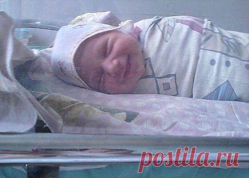 Новорожденный малыш радуется своему рождению :)