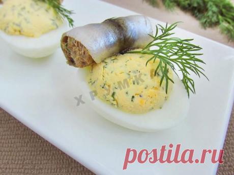 Фаршированные яйца с рулетиками из малосольной кильки