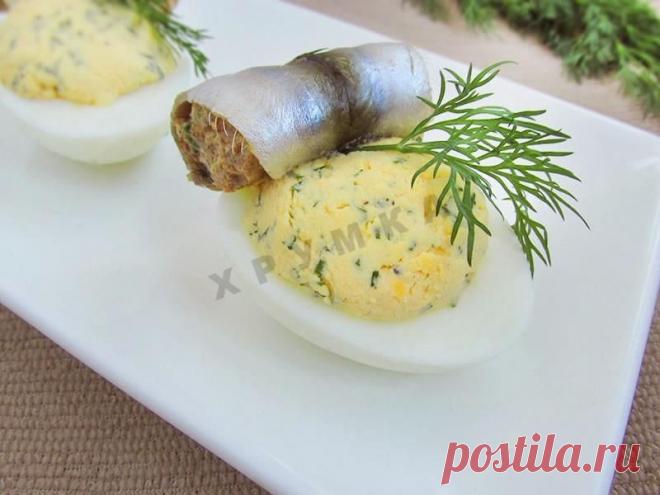 Фаршированные яйца с рулетиками из малосольной кильки