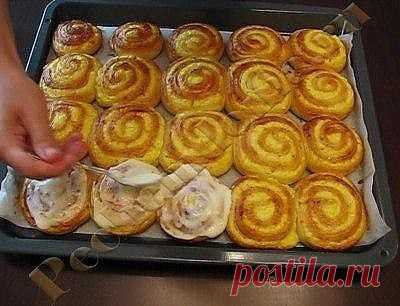 Творожные завитушки в сметанной заливке

Сказать что это вкусно — это ничего не сказать — это просто фантастически, нереально вкуcно!!!

В этом рецепте творожные завитушки сразу же после выпечки заливают сметанной заливкой, плотно укупоривают и в таком виде оставляют до полного остывания. В результате завитушки получаются такими волшебно мягкими, пропитанными сметанкой.

Для рецепта вам понадобится: Для теста: -350 г муки -3 г сухих дрожжей -100 г молока -50 г сахара -50 г...