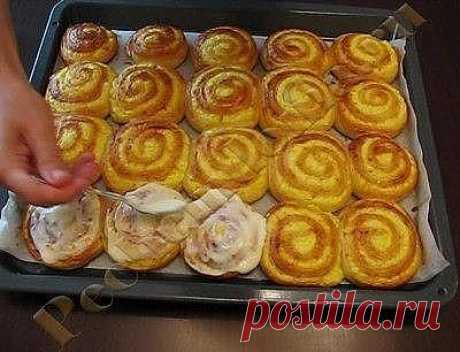 Творожные завитушки в сметанной заливке

Сказать что это вкусно — это ничего не сказать — это просто фантастически, нереально вкуcно!!!

В этом рецепте творожные завитушки сразу же после выпечки заливают сметанной заливкой, плотно укупоривают и в таком виде оставляют до полного остывания. В результате завитушки получаются такими волшебно мягкими, пропитанными сметанкой.

Для рецепта вам понадобится: Для теста: -350 г муки -3 г сухих дрожжей -100 г молока -50 г сахара -50 г...