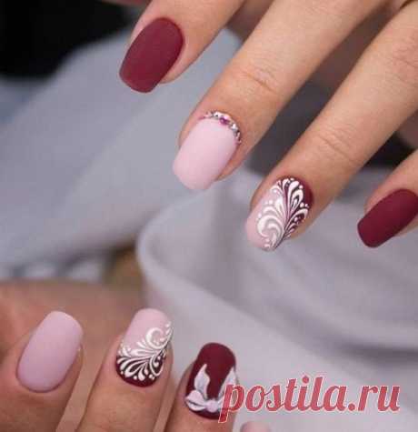 Маникюр с вензелями