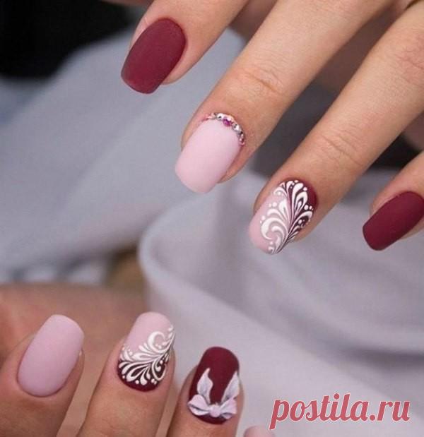 Маникюр с вензелями
