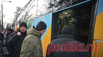 «СТРАНА.ua»: военкомы на Украине увезли водителя туристического автобуса. Представители военкомата на Украине забрали водителя автобуса, который вёз туристов из Полтавской области. Читать далее