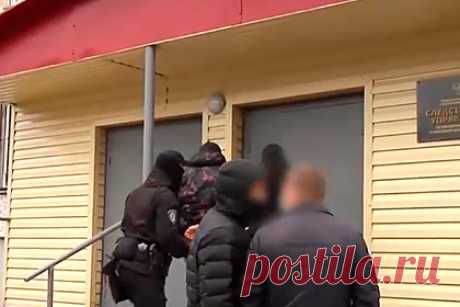 У вовлекавших школьниц в проституцию сутенеров изъяли коллекцию дорогих часов. В Архангельской области за организацию занятия проституцией с привлечением несовершеннолетних задержаны четверо россиян. Подозреваемые наладили работу притонов в расположенных в центре города квартире и сауне. Среди оказывавших интимные услуги 15 девушек была несовершеннолетняя школьница.