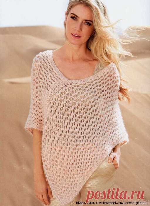 Пончо сетчатым узором и с планкой платочной вязкой