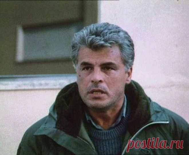 Итальянского актера Микеле Плачидо в 1980-х годах знали абсолютно все, всемирную известность ему принес телесериал «Спрут», в котором он сыграл комиссара Коррадо Каттани. Особенно начальника сицилийской криминальной полиции полюбили советские зрители.  |  20 актеров, от которых все были без ума - Кино Mail.Ru