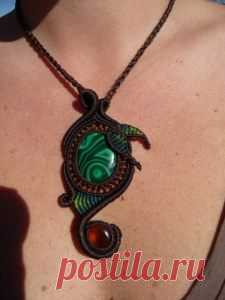 Collier tissé en technique macramé avec deux pierres semi-précieuses