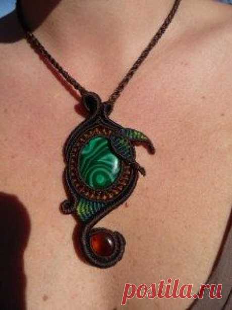 Collier tissé en technique macramé avec deux pierres semi-précieuses