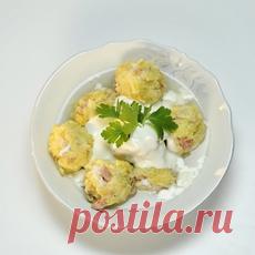 Картофельные плывуны Нарезаем бекон кубиками. Очищаем луковицу и также измельчаем.