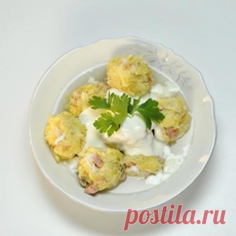 Картофельные плывуны Нарезаем бекон кубиками. Очищаем луковицу и также измельчаем.