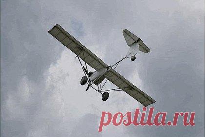 В Крыму упал дрон-разведчик с камерой. В Крыму в поле под Джанкоем нашли дрон-разведчик. Об этом сообщил Telegram-канал SHOT. По информации канала, дрон упал в поле под Джанкоем близ села Рысаково, никто не пострадал. На дроне нашли камеру, взрывчатых устройств правоохранители не обнаружили. 8 мая в Крыму над Азовским морем также сбили дрон.