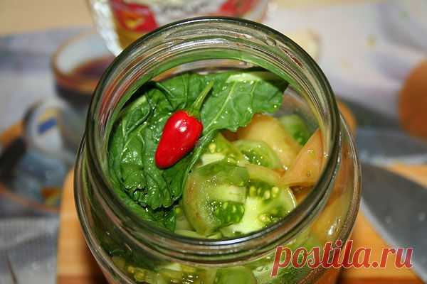 Маринованные зелёные помидоры с морковью и чесноком | Поварёшки