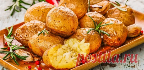 Из картофеля можно приготовить множество изысканных и аппетитных блюд. В этой статье вы узнаете об одном из них — Пряная картошка в духовке — просто пальчики оближешь!