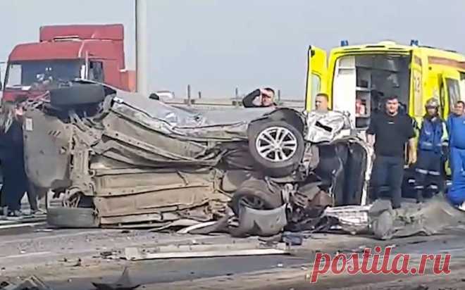 Кадры с места аварии в Подмосковье, где самосвал протаранил 10 машин. Полиция и очевидцы опубликовали кадры с места массовой аварии в Подмосковье, где самосвал врезался в 10 автомобилей.