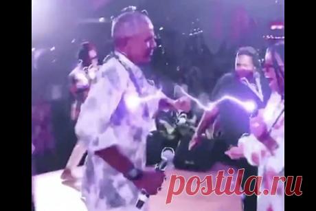 Обама позвал сотни гостей на тайную вечеринку и попался на видео. Бывший президент США Барак Обама позвал сотни гостей на вечеринку в честь своего 60-летия. Он обещал отметить ее из-за роста заболеваемости коронавирусом, но не сдержал слово: в сеть попали кадры тайного празднования на 500 человек. Празднование юбилея состоялось на острове Martha's Vineyard у берегов Массачусетса.