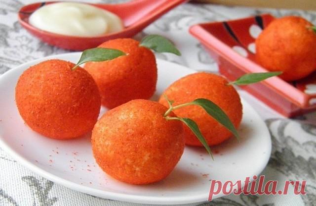 СЫРНЫЕ ШАРИКИ С ОЛИВКОЙ,ЧЕСНОКОМ И ПАПРИКОЙ

Как приготовить красиво и вкусно плавленый сыр с чесноком? Я покажу вам мой нехитрый способ. Получается невероятно нежная и вкусная закуска для любого стола. А ещё её можно красиво украсить. Пробуйте!
Для закуски понадобится обычный плавленый сыр, чеснок и майонез. Смешайте эти ингредиенты, скатайте шарики, вложите в каждый оливку. Обваляйте их в паприке молотой и подайте к столу.

Ингредиенты:

Плавленый сыр — 200 Грамм
Чеснок ...