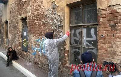 Покрас Лампас отмыл окно рядом со своей работой "Теория разбитых окон" в Екатеринбурге. Работа "Теория разбитых окон" представляет из себя каллиграфию на фактурном окне старинного здания
