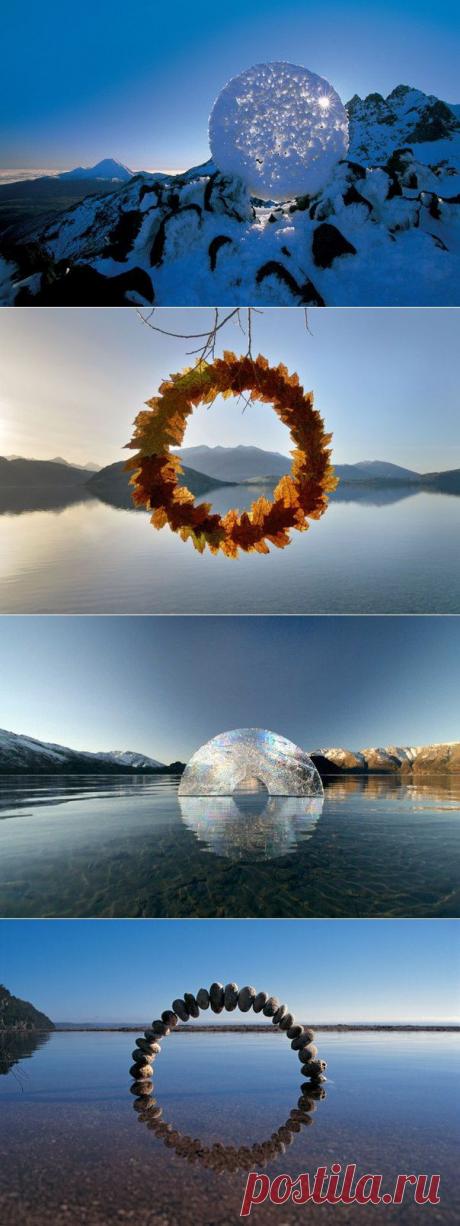 Более 20 лет, экологический художник и фотограф Мартин Хилл создает временные скульптуры изо льда, камня и органических материалов, которые отражают циклическую систему природы.