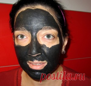 NAPRAVITE SAMI CRNU MASKU KOJA SKIDA SVE MITISERE Crna maska postala je apsolutni hit među beauty blogerkama jer, navodno, uklanja apsolutno sve mitesere s lica. Iako je dostupna kao gotov proizvod na internetu, sve je više djevojaka koje ovu masku prave u kućnoj