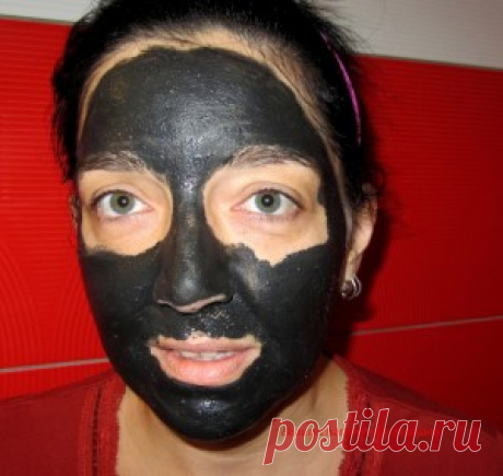 NAPRAVITE SAMI CRNU MASKU KOJA SKIDA SVE MITISERE Crna maska postala je apsolutni hit među beauty blogerkama jer, navodno, uklanja apsolutno sve mitesere s lica. Iako je dostupna kao gotov proizvod na internetu, sve je više djevojaka koje ovu masku prave u kućnoj