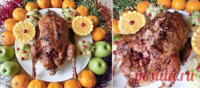 Великолепный «Рождественский» гусь с квашеной капустой и яблоками