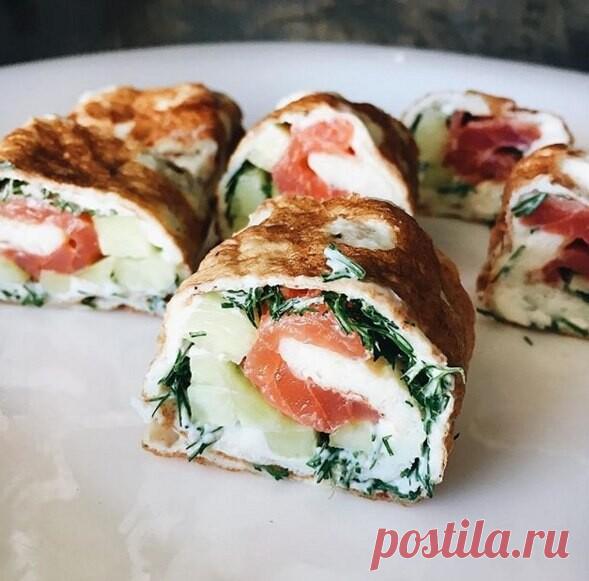 ​​Яичный ролл с творожным сыром и красной рыбой

Приготовление 10 минут

Ингредиенты 

2 яйца 
молоко 30 гр 
огурец 
творожный сыр 
красная слабосоленая рыба 
зелень 

Приготовление

Яйца смешать с молоком и солью. Пожарить на сковороде под крышкой два блинчика (каждый с блин с двух сторон). 
Готовые блинчики смазать творожным сыром, посыпать зеленью. С одного края блина выложить огурец, порезанный соломкой и сверху кусочки красной рыбы. Свернуть в рулет, порезать на роллы...