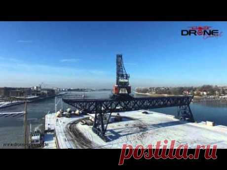 Rostock im Winter aus der Luft. Entlang der Warnow, bis hin nach Warnemünde. 4K