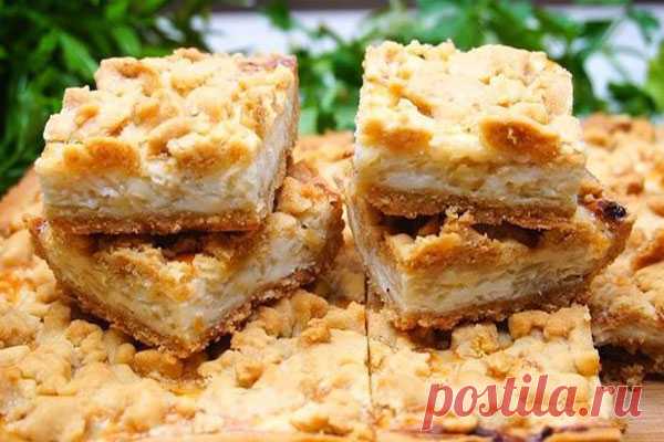 Закусочный пирог с сырками и луком

Это вкуснейший вариант несладкой выпечки, помню раньше мама пекла такой пирог даже на праздники, так как он пользовался огромным спросом. Еще интересно, то что он в холодном виде становится на вкус просто божественным.